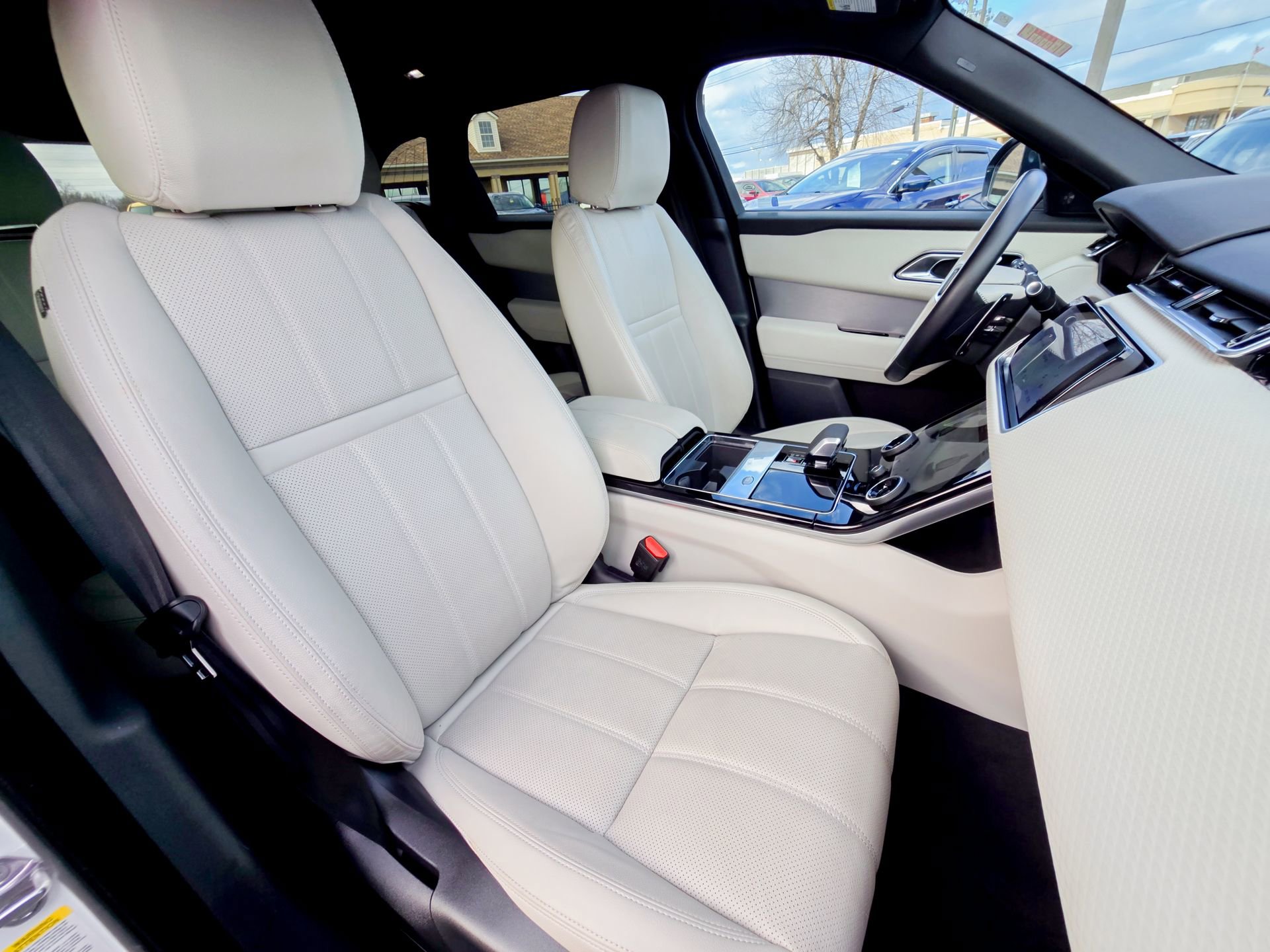 Used 2023 Land Rover Range Rover Velar R-Dynamic S image 33