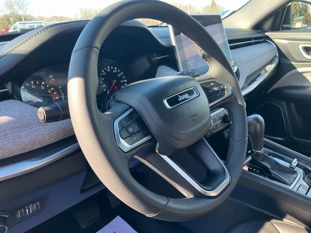 Used 2023 Jeep Compass Latitude image 5