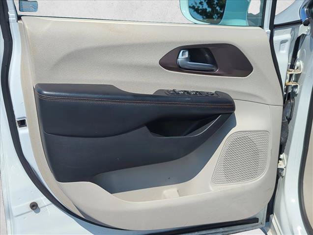 Used 2019 Chrysler Pacifica Touring-L Plus w/ Advanced Safetytec Group FWD image 11