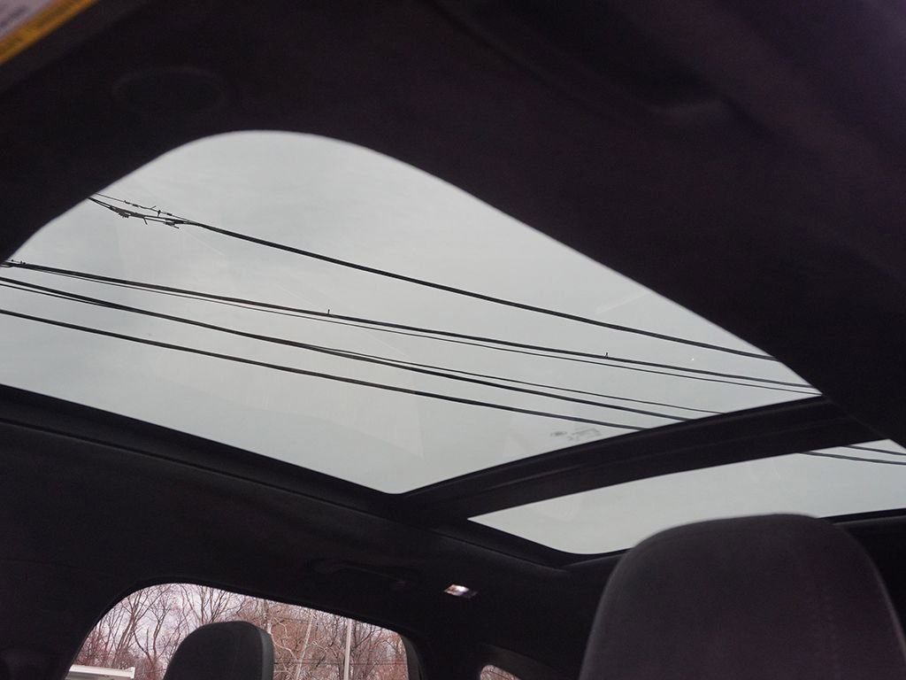 Used 2022 Jaguar F-PACE SVR image 24