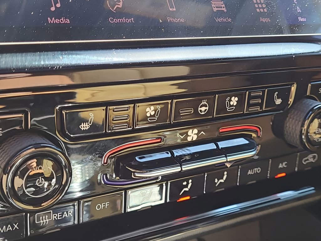 Used 2025 Jeep Grand Cherokee Summit image 32