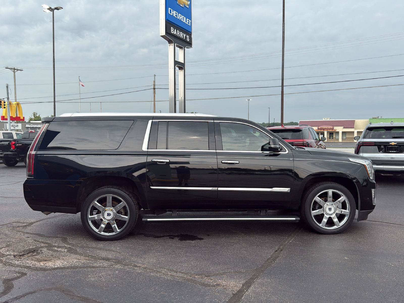 Used 2017 Cadillac Escalade ESV Platinum AWD/4WD image 6