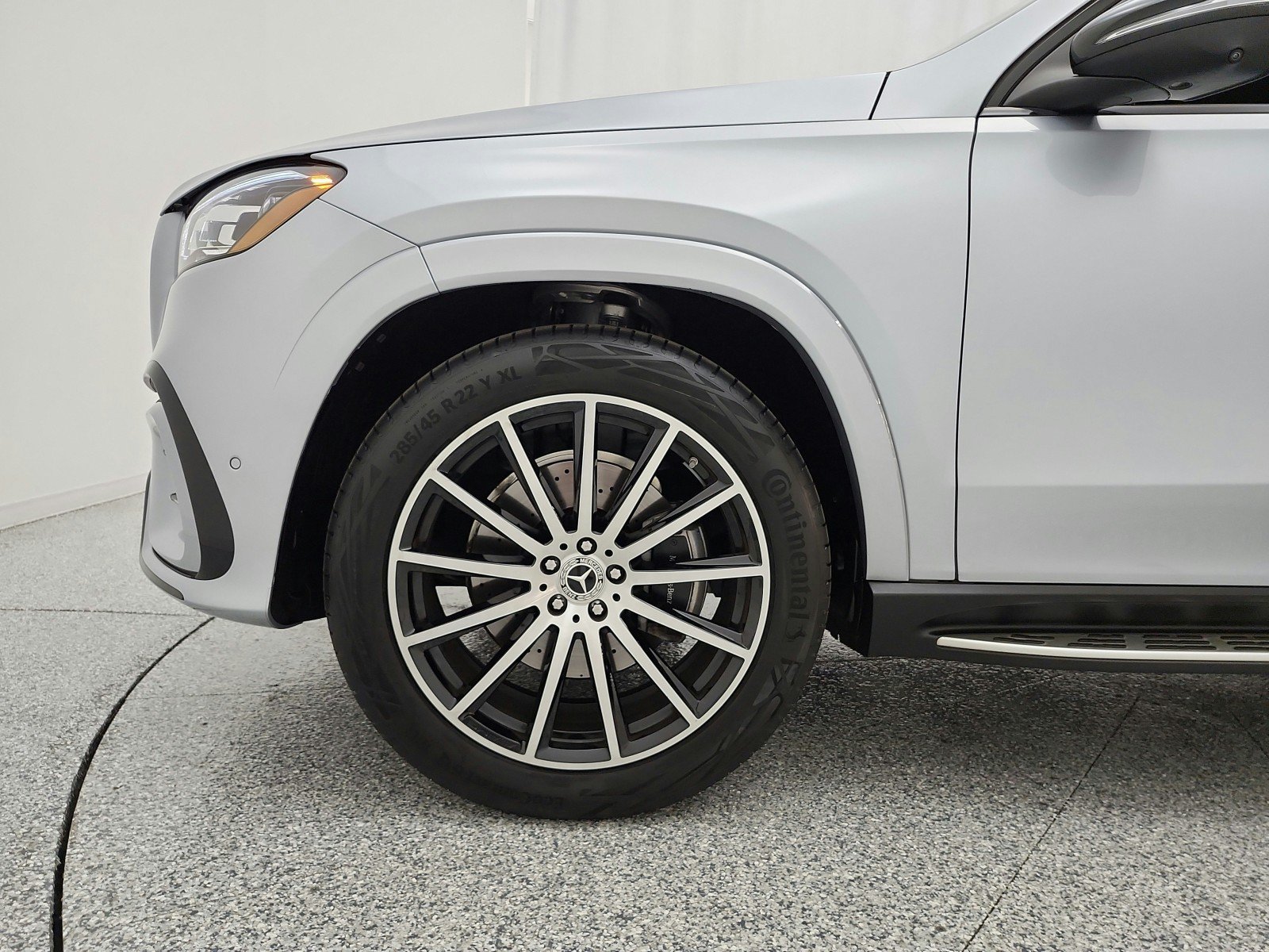 Used 2025 Mercedes-Benz GLS 450 4MATIC w/ AMG Line Exterior image 18