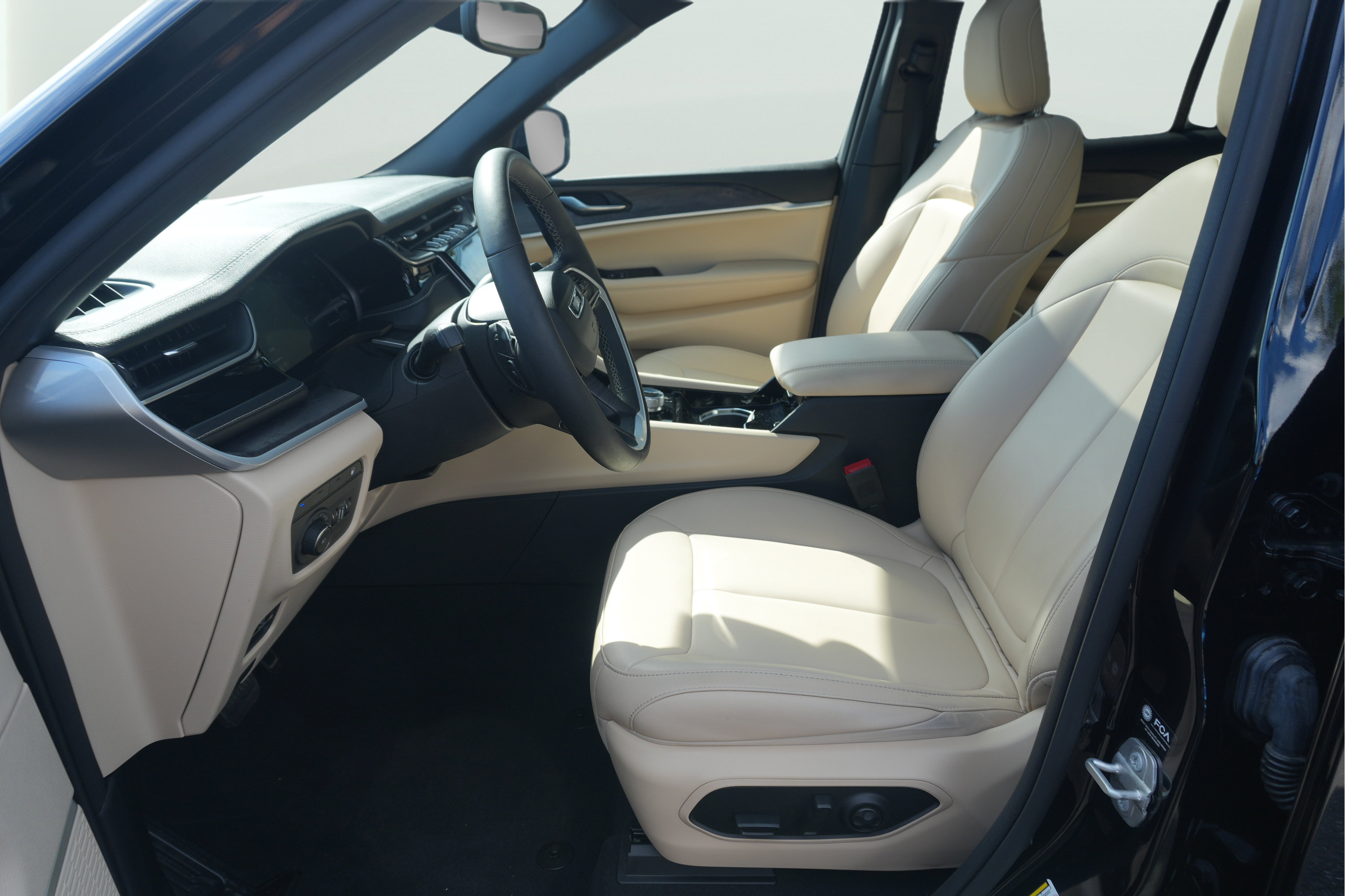 Used 2023 Jeep Grand Cherokee 4WD 4xe image 17