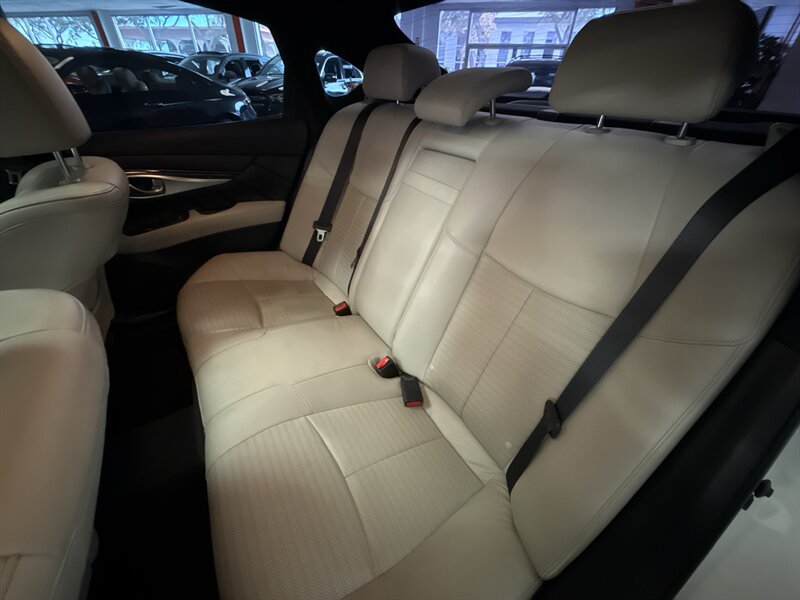 Used 2015 INFINITI Q70 3.7 w/ Sport Package RWD image 28