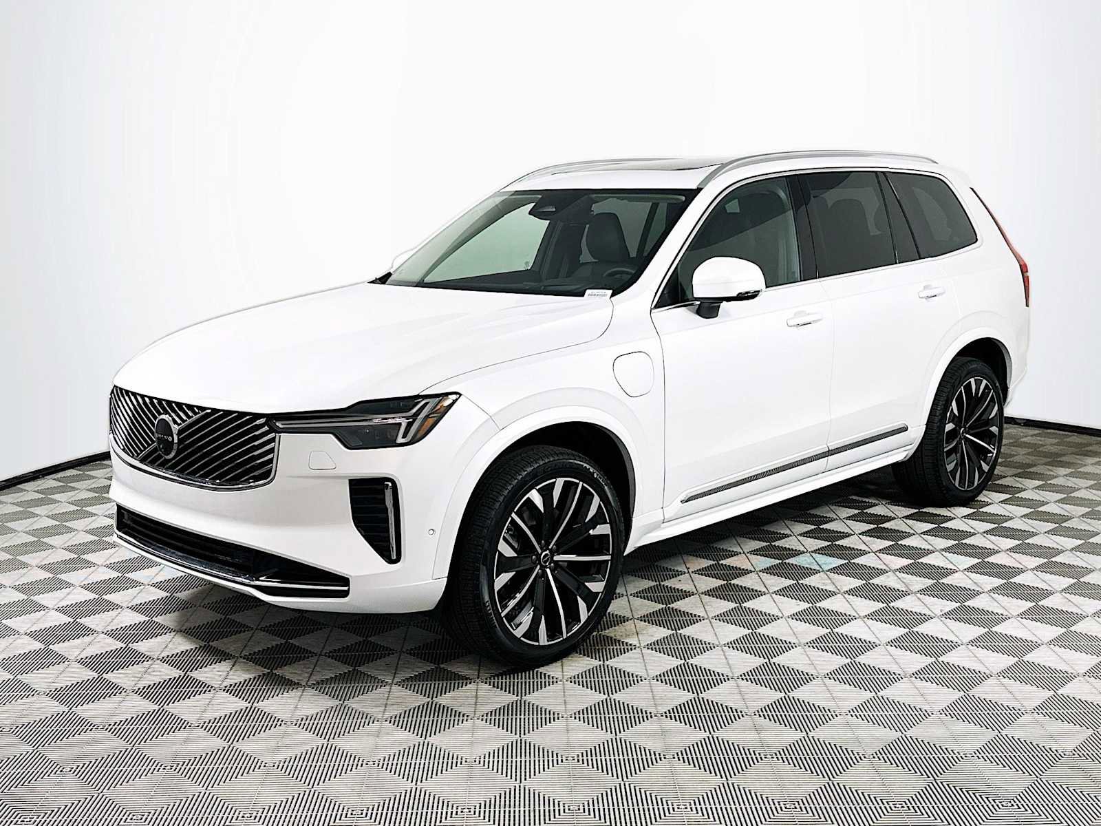 Used 2025 Volvo XC90 T8 Ultra w/ Protection Package Premier image 3