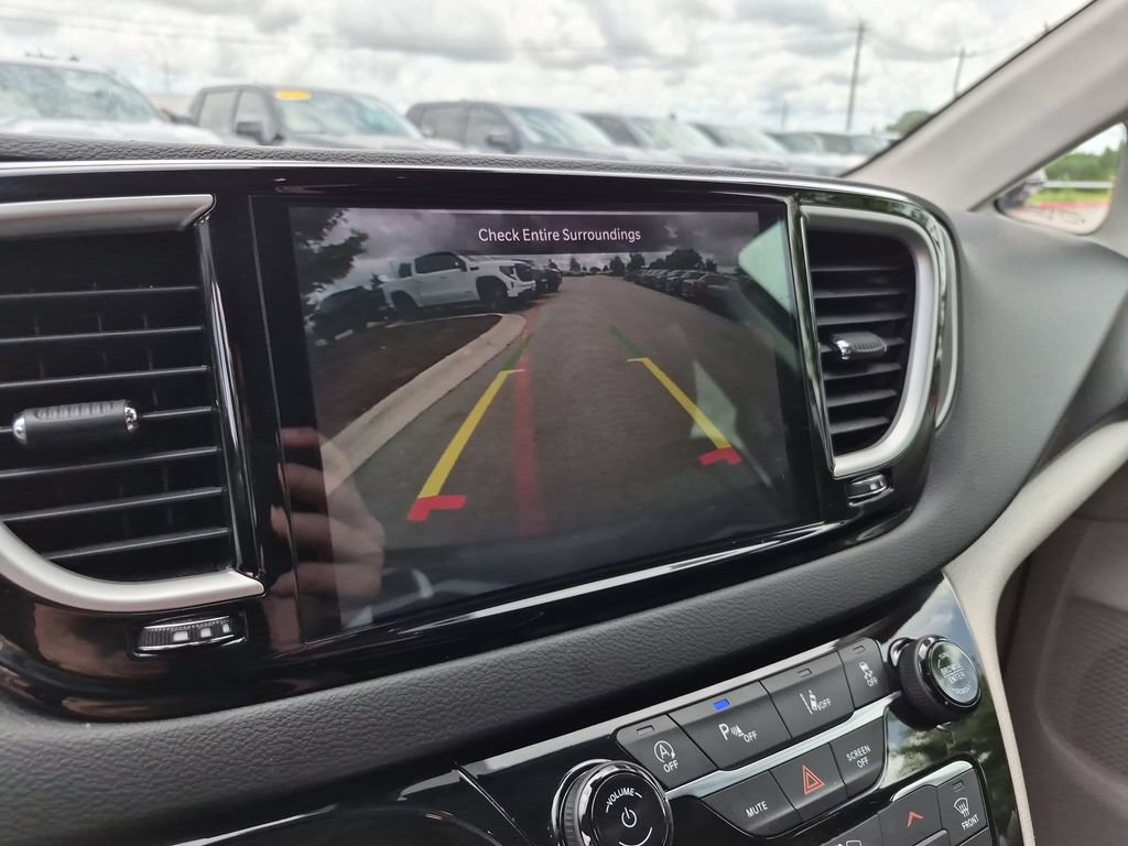 Used 2022 Chrysler Pacifica Touring-L FWD image 25