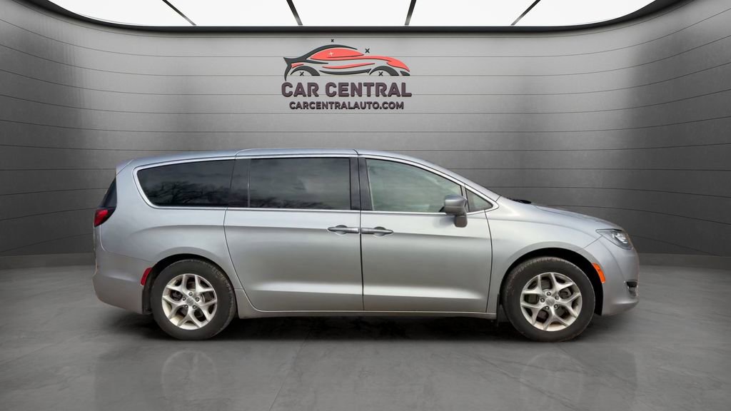 Used 2019 Chrysler Pacifica Touring Plus w/ Tire & Wheel Group FWD image 6