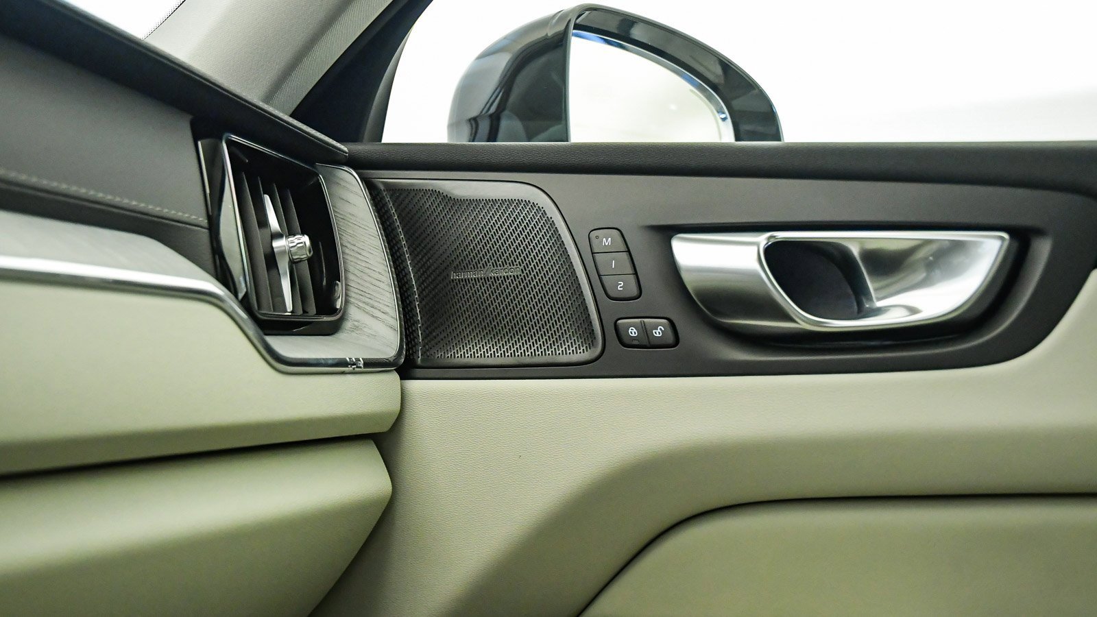 Certified 2025 Volvo XC60 B5 Ultra w/ Protection Package Premier image 27