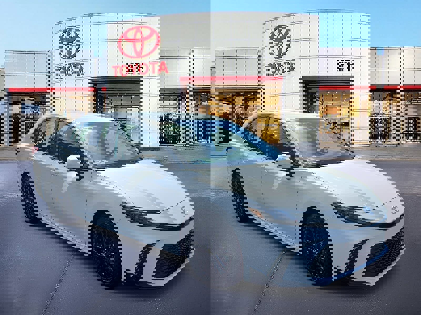 Used 2025 Toyota Camry SE w/ Convenience Package image 3