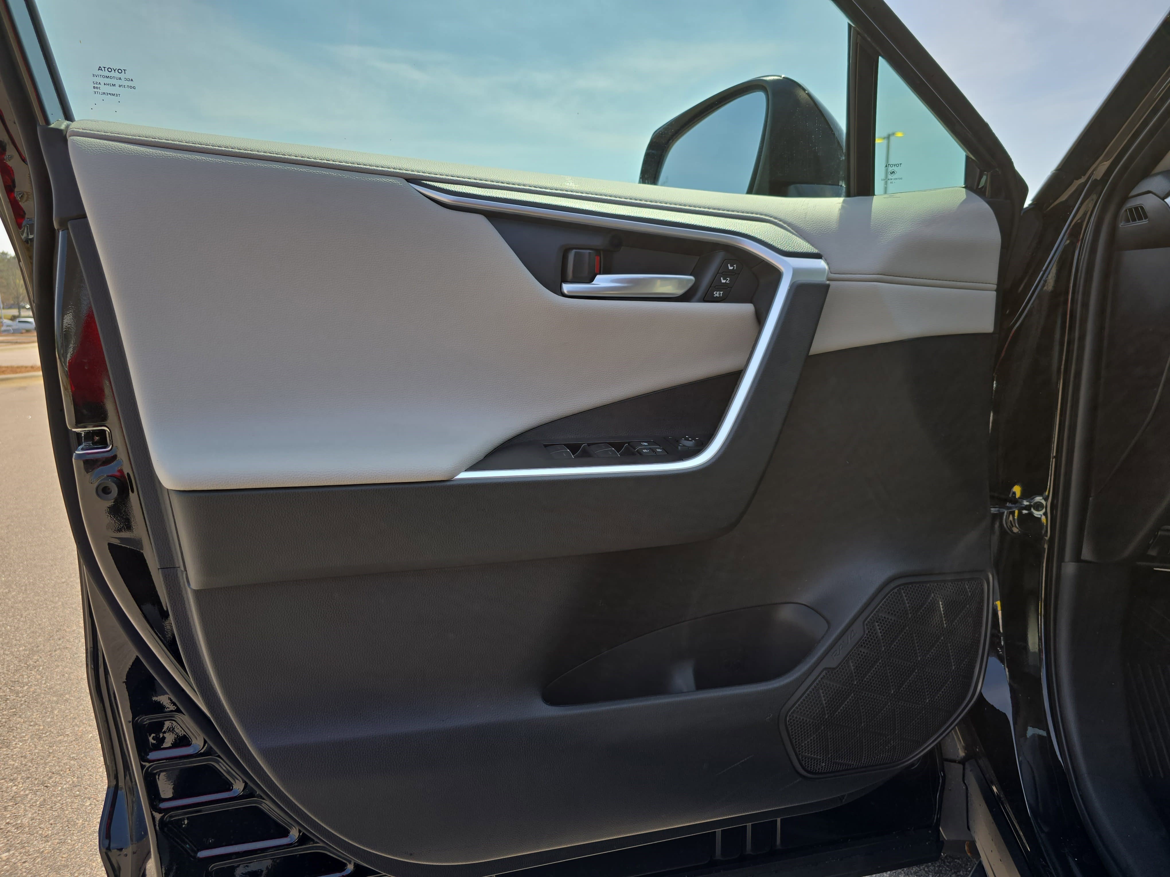 Used 2025 Toyota RAV4 Limited image 28