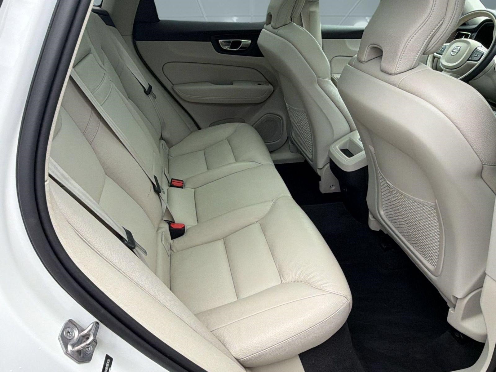 Certified 2022 Volvo XC60 B5 Momentum w/ Climate Package AWD/4WD image 30