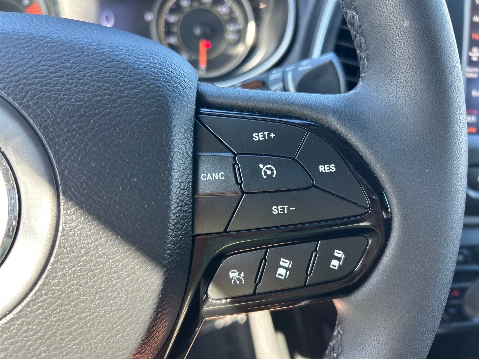 Used 2023 Jeep Cherokee Altitude Lux w/ Mopar Interior Package AWD/4WD image 23