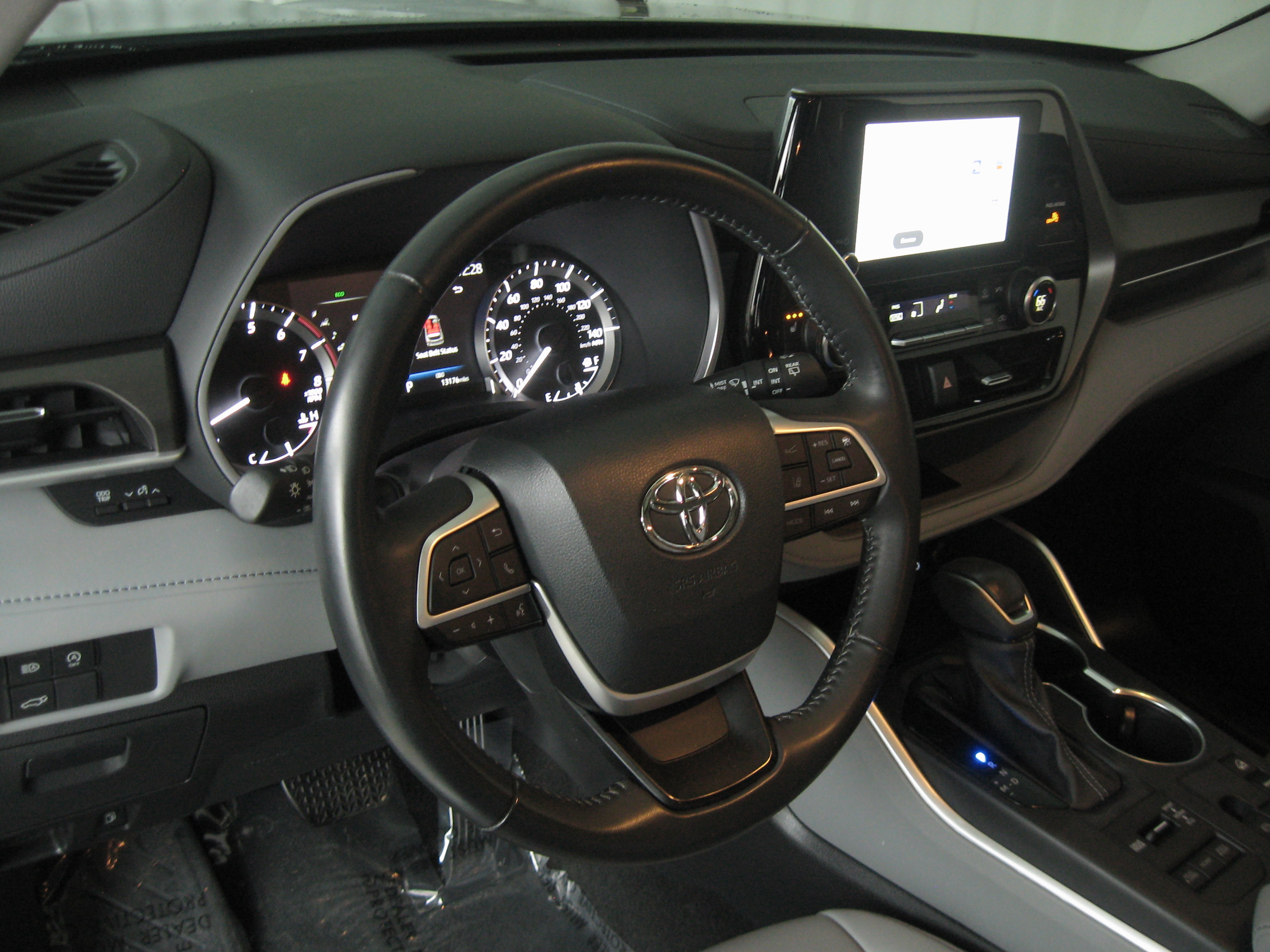 Used 2023 Toyota Highlander XLE image 12