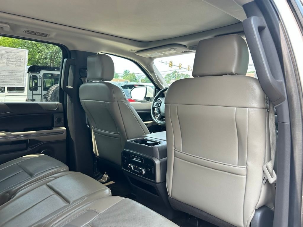 Used 2018 Ford Expedition Max XLT w/ Equipment Group 202A AWD/4WD image 17