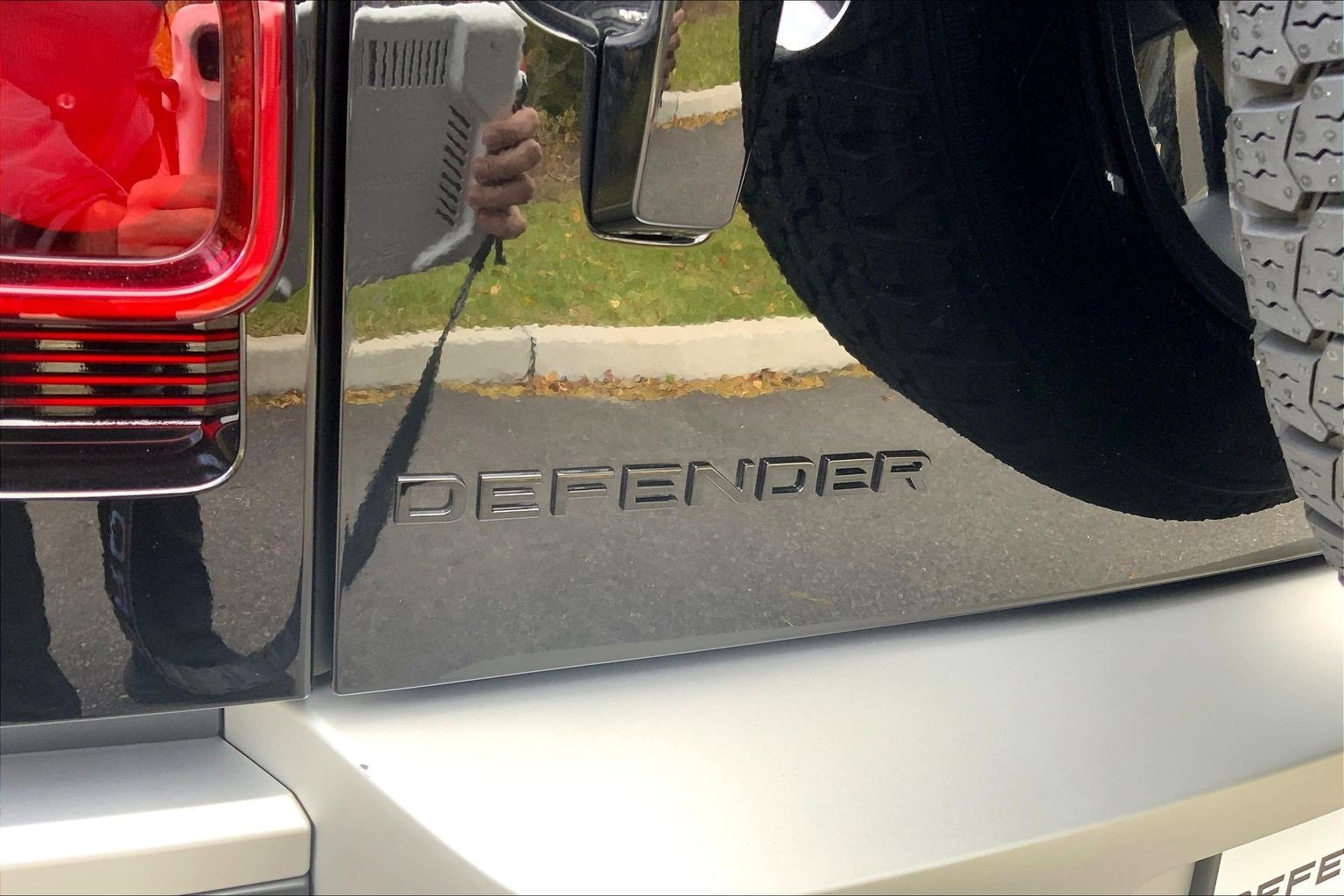 Used 2025 Land Rover Defender 110 S image 9