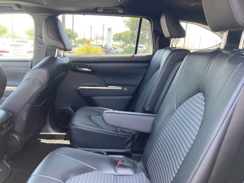 Used 2025 Toyota Highlander XSE AWD/4WD image 11