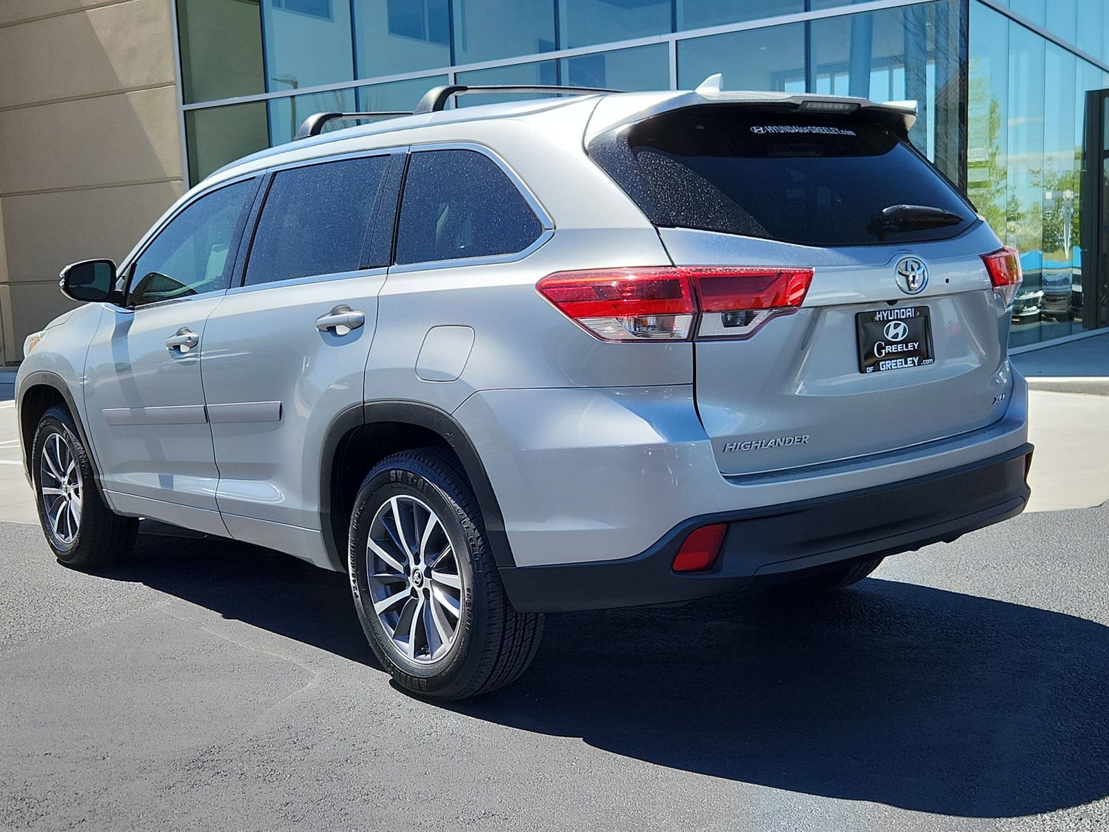 Used 2017 Toyota Highlander XLE w/ Carpet Mat Package image 3