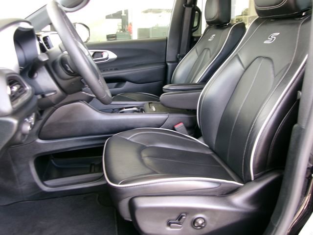 Used 2025 Chrysler Pacifica Limited image 13