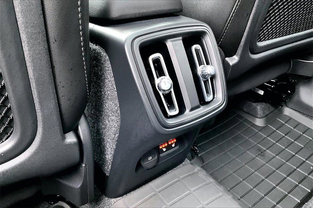 Certified 2026 Volvo XC40 B5 Core w/ Climate Package image 10