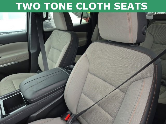 Used 2025 Chevrolet Traverse LT image 2