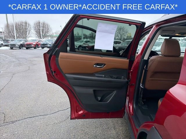 Used 2025 Nissan Pathfinder Platinum image 23