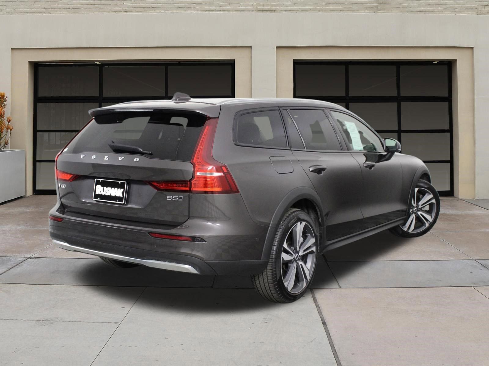 Certified 2025 Volvo V60 B5 Cross Country Plus image 4