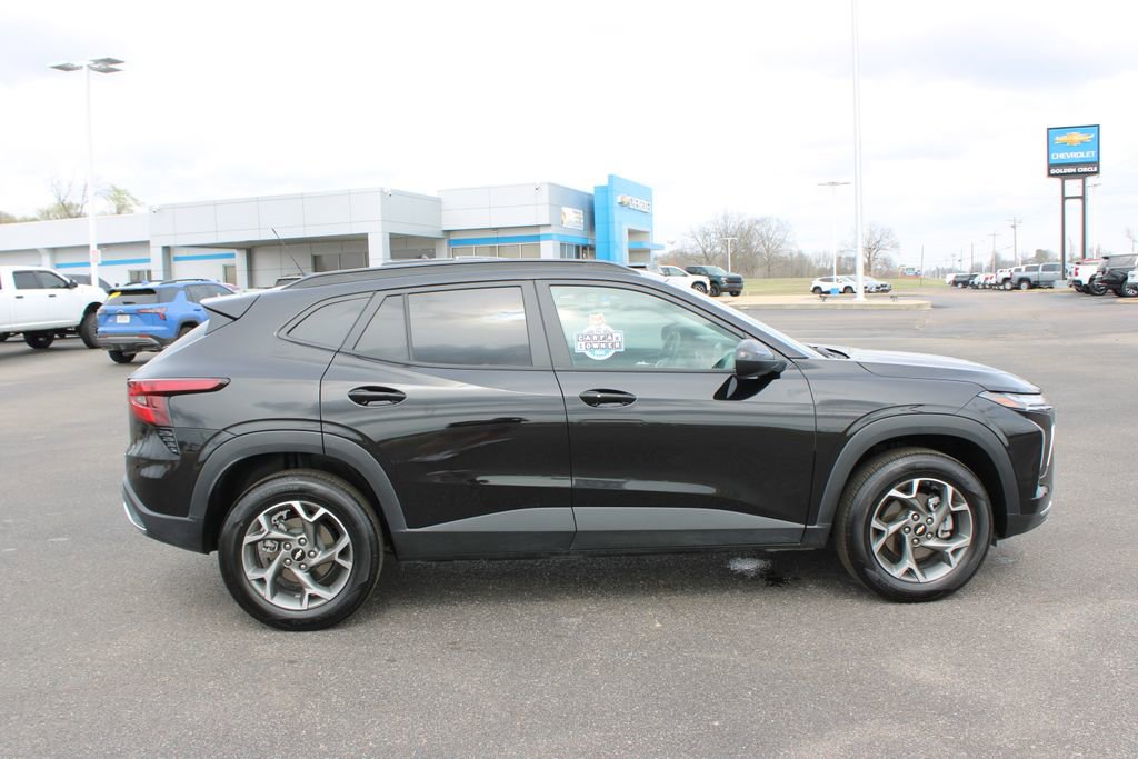 Used 2025 Chevrolet Trax LT w/ LT Convenience Package image 11