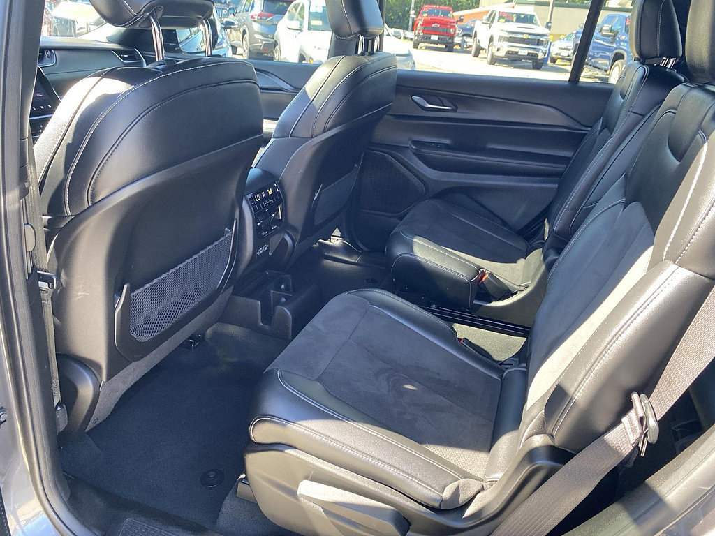 Used 2024 Jeep Grand Cherokee L Altitude AWD/4WD image 19