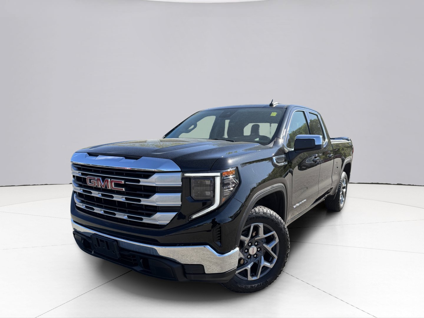 Used 2024 GMC Sierra 1500 SLE w/ Preferred Package AWD/4WD image 1