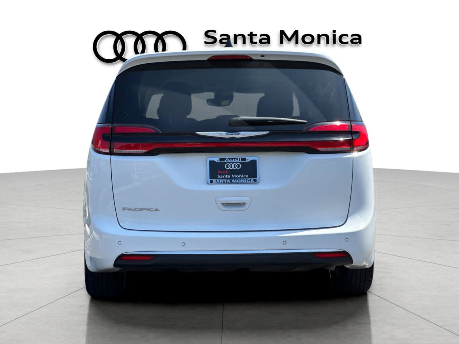 Used 2024 Chrysler Pacifica Touring-L FWD image 7