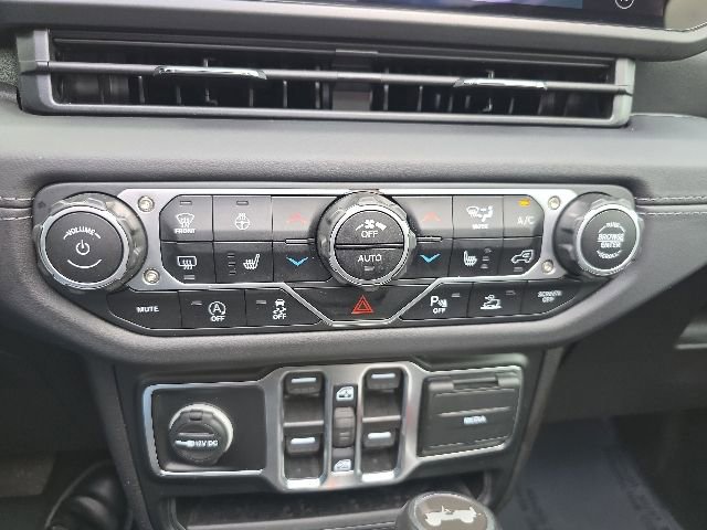 Used 2024 Jeep Wrangler Unlimited Sahara w/ Technology Group AWD/4WD image 34