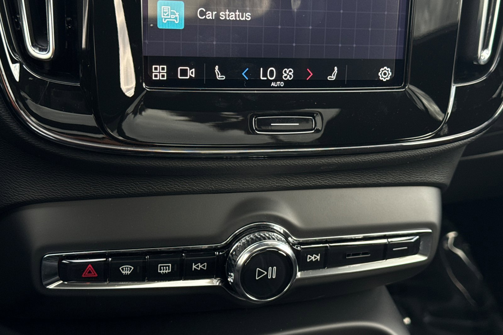 New 2025 Volvo XC40 B5 Ultra image 18