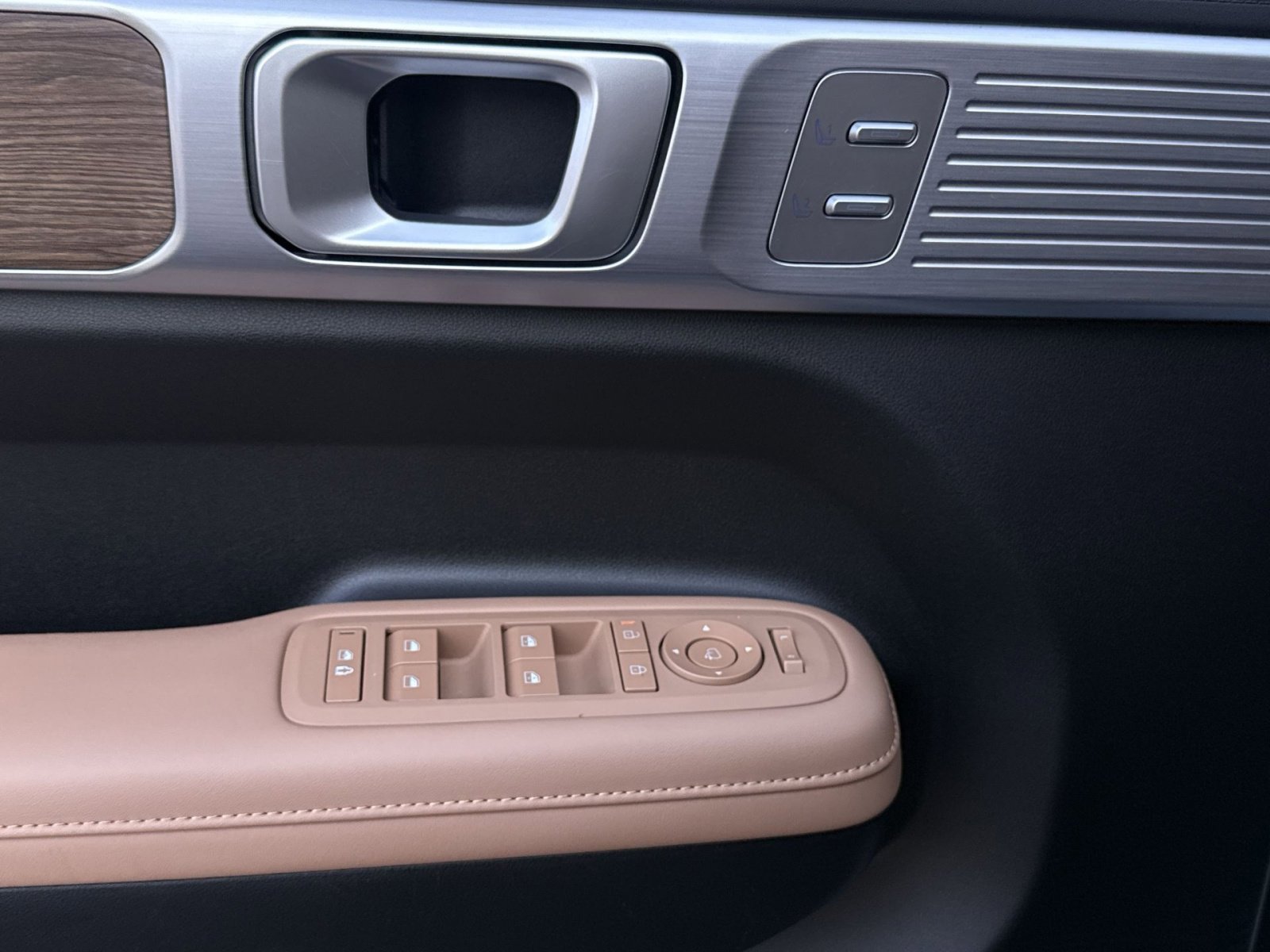 Used 2024 Hyundai Santa Fe Limited image 15