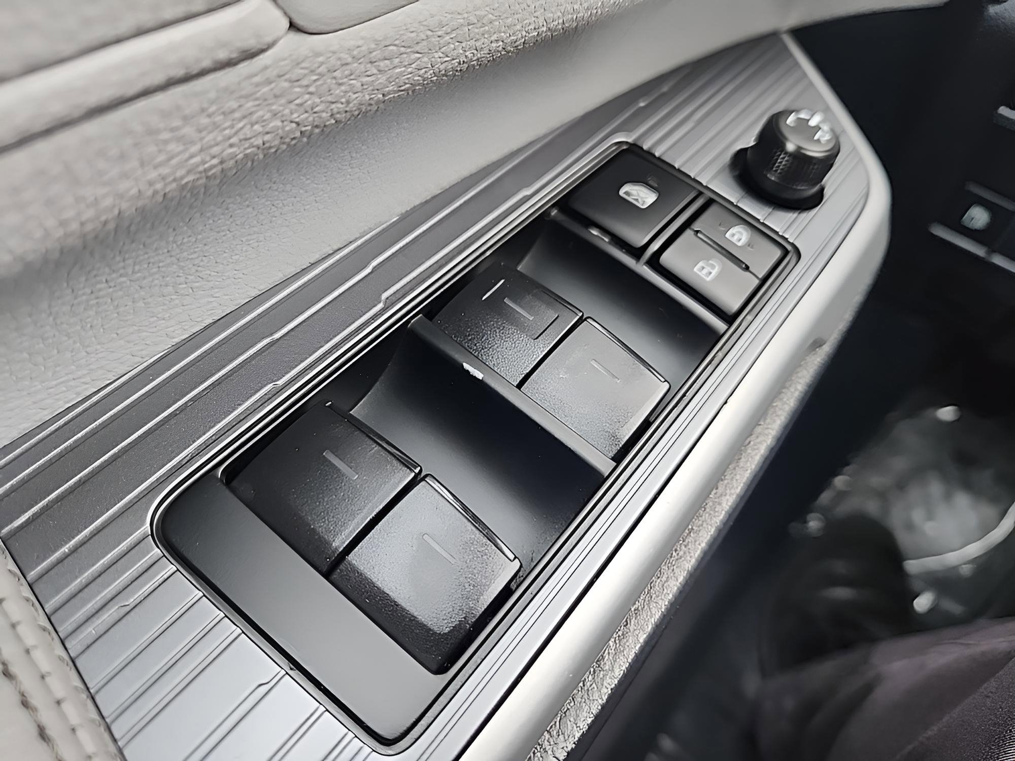 Used 2025 Toyota Sienna LE image 48