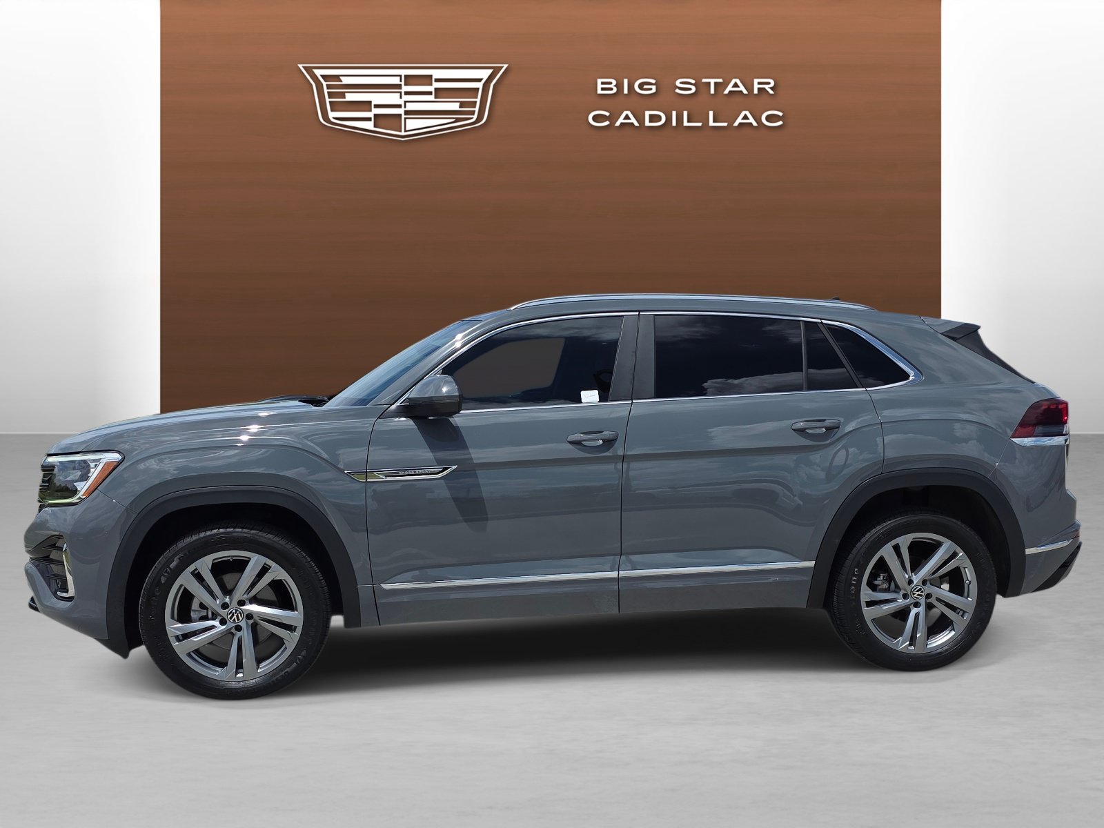 Used 2024 Volkswagen Atlas Cross Sport SEL R-Line AWD/4WD image 2