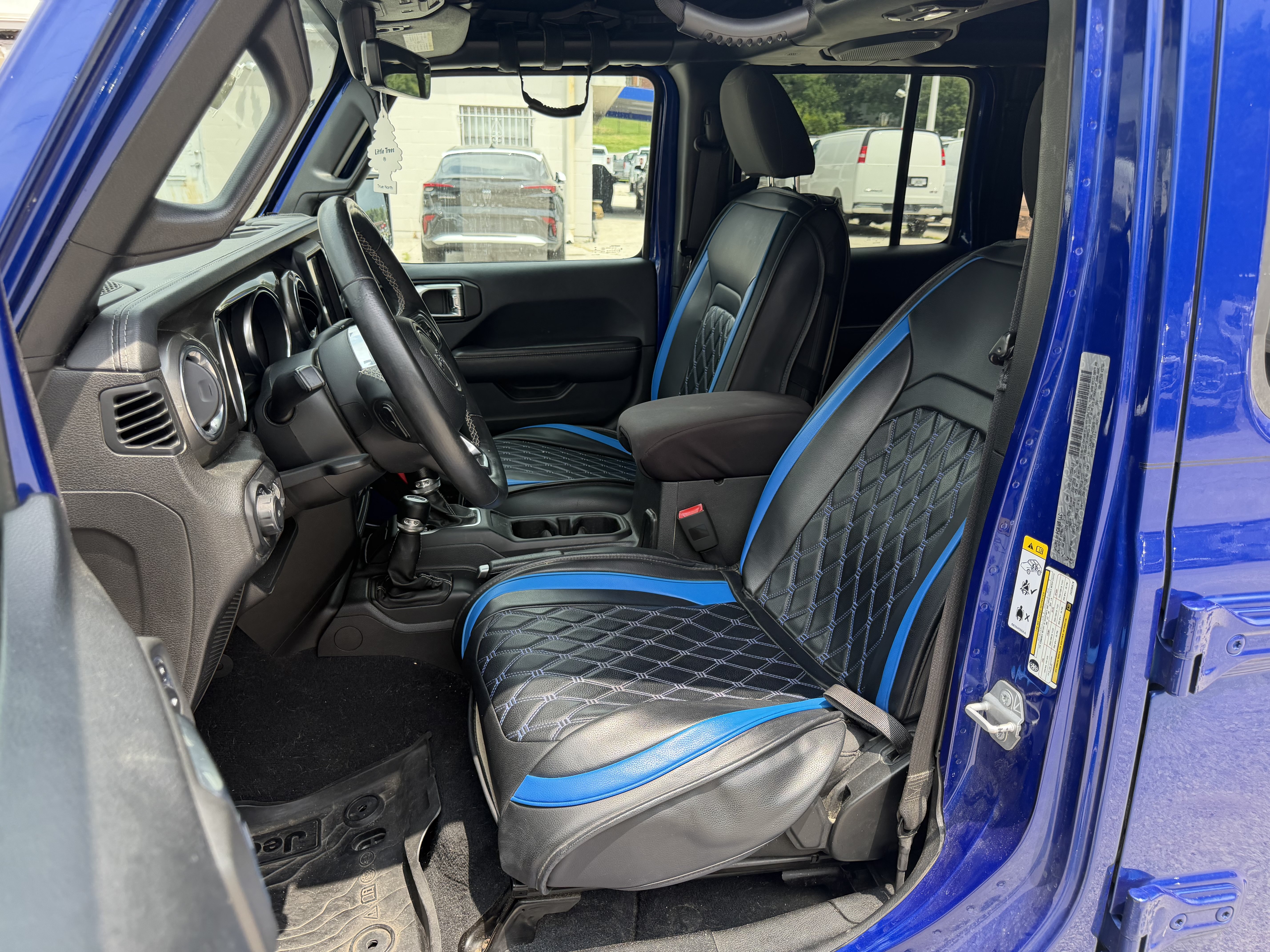Used 2018 Jeep Wrangler Unlimited Sahara AWD/4WD image 13