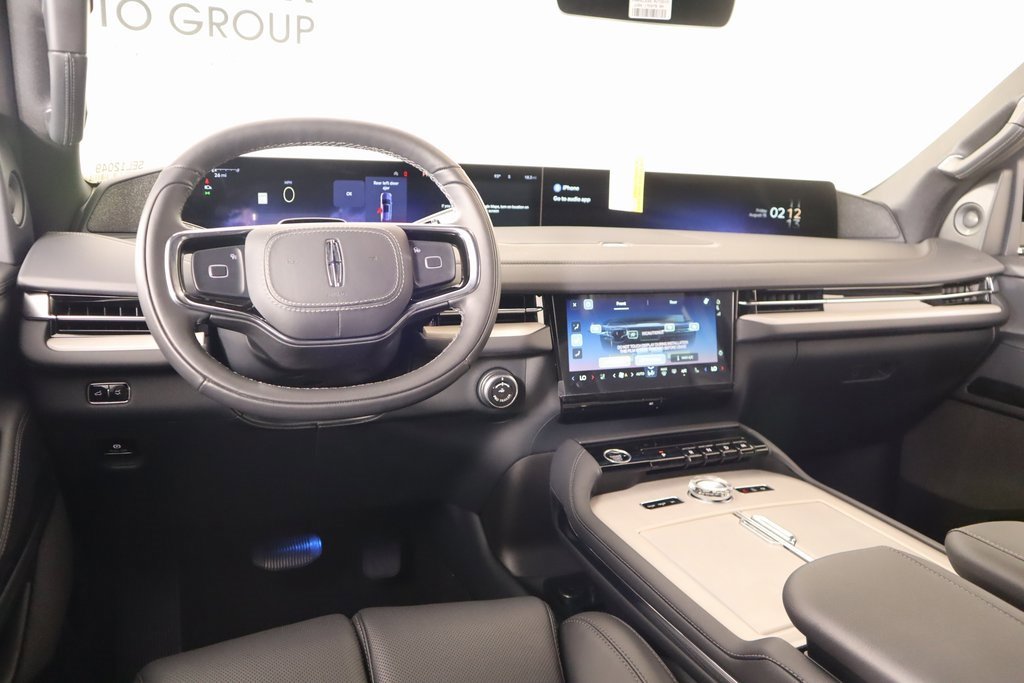 New 2025 Lincoln Navigator Reserve w/ Jet Appearance Package image 2