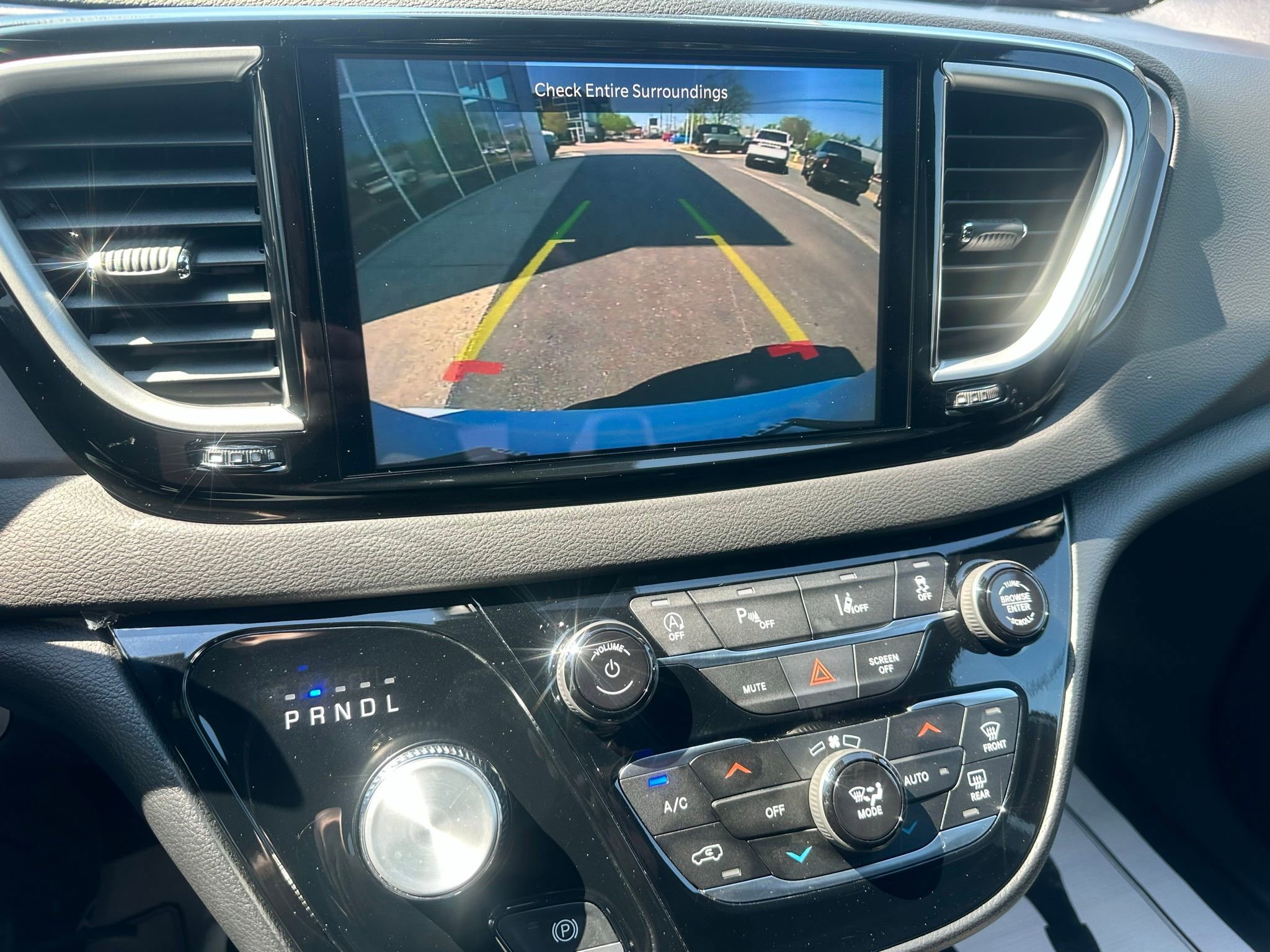 Used 2025 Chrysler Pacifica Select image 31