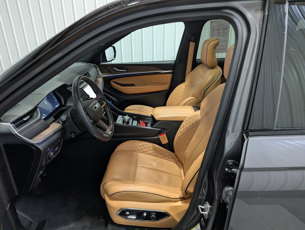 Used 2022 Jeep Grand Cherokee Summit AWD/4WD image 16