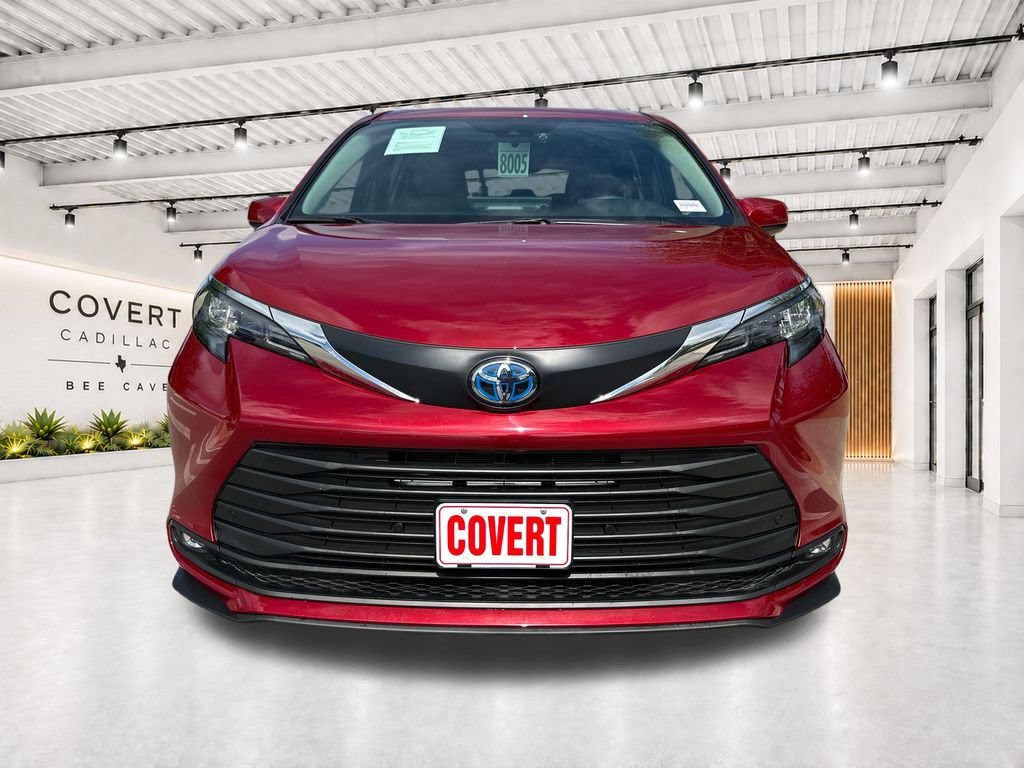 Used 2025 Toyota Sienna XLE FWD image 3