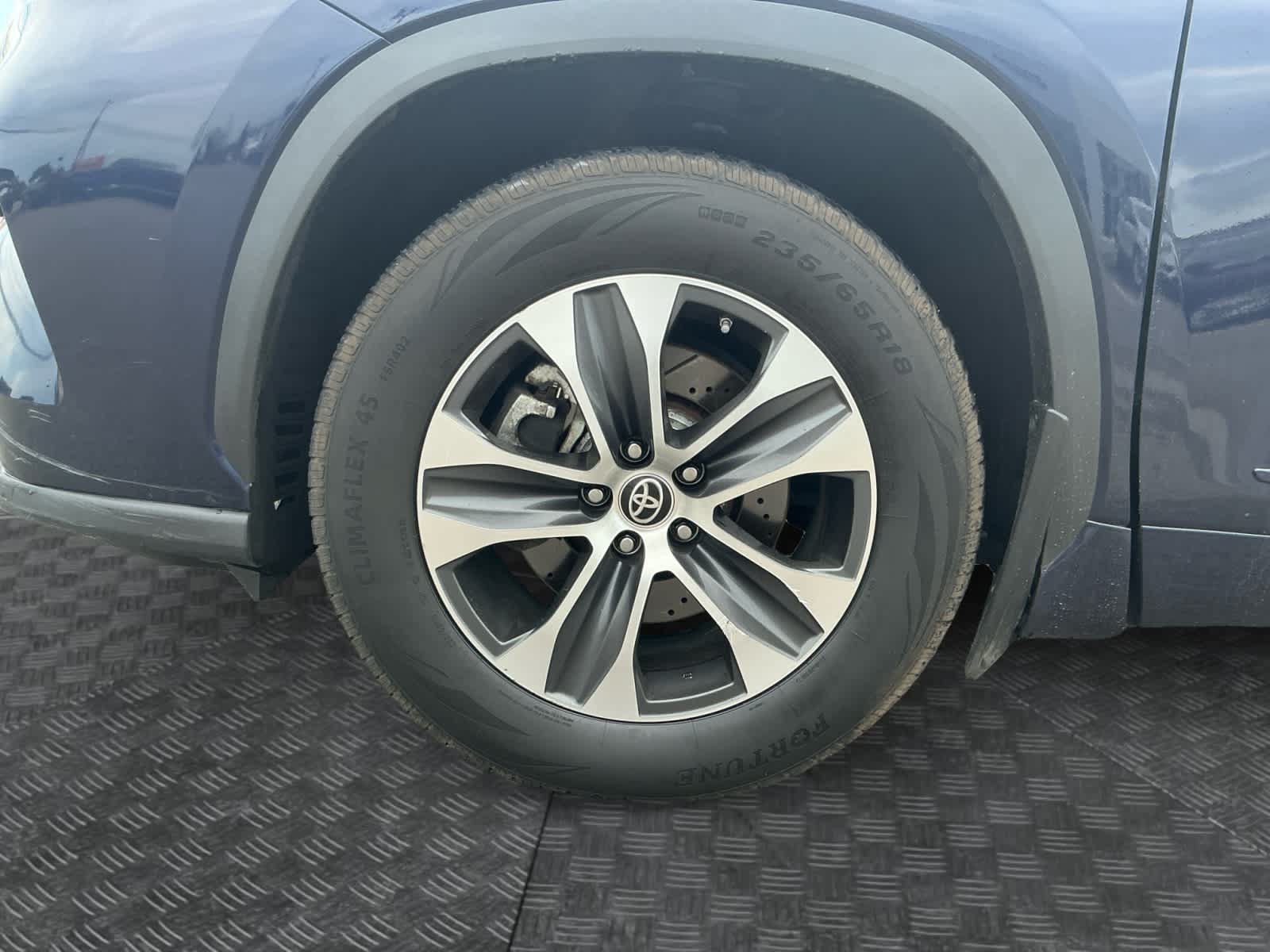 Used 2021 Toyota Highlander XLE AWD/4WD image 14