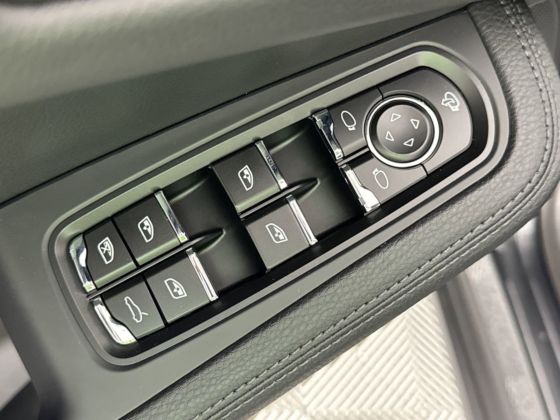 Certified 2025 Porsche Macan image 13