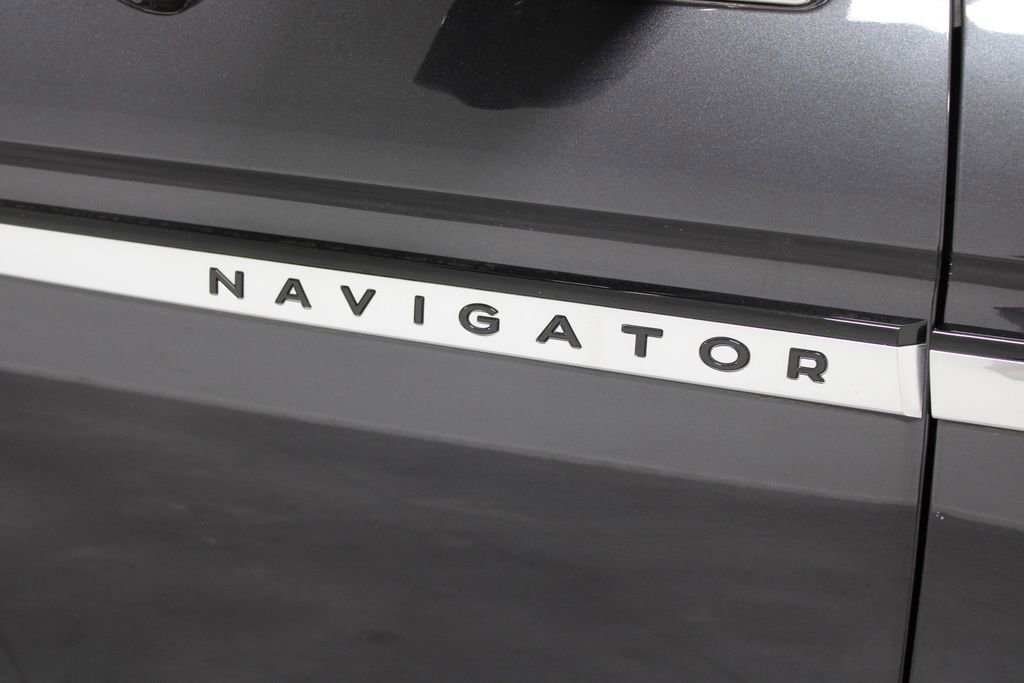 Used 2025 Lincoln Navigator Reserve image 11