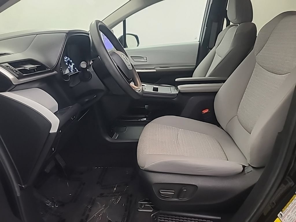 Used 2025 Toyota Sienna LE FWD image 28