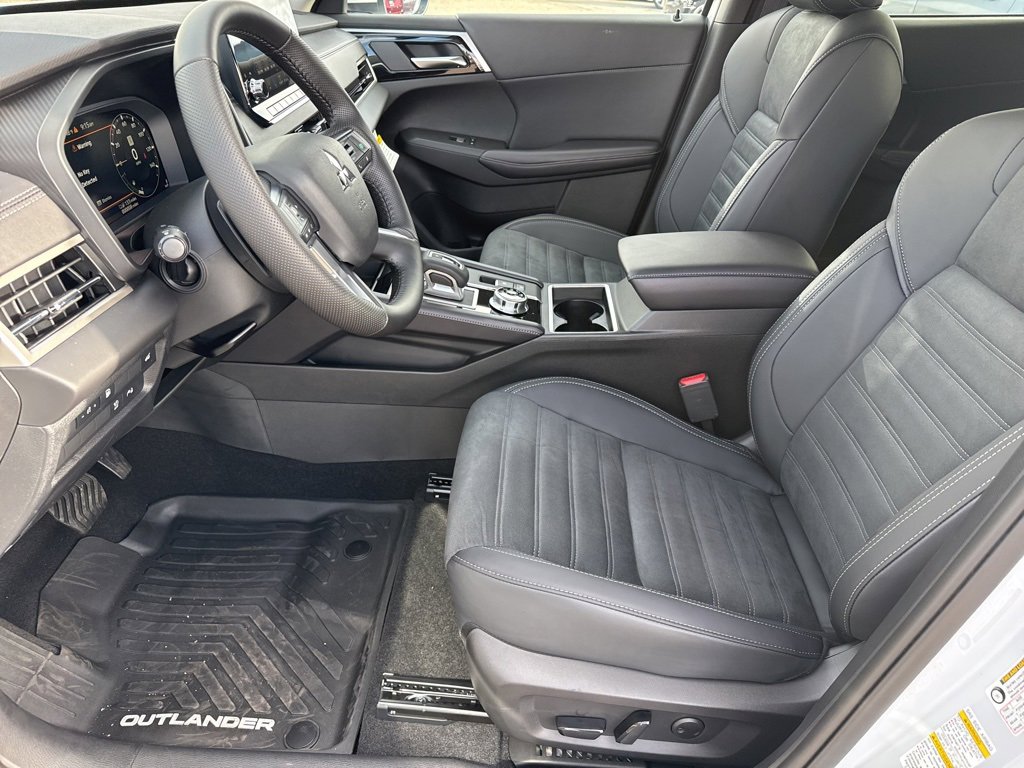 New 2025 Mitsubishi Outlander SE image 23