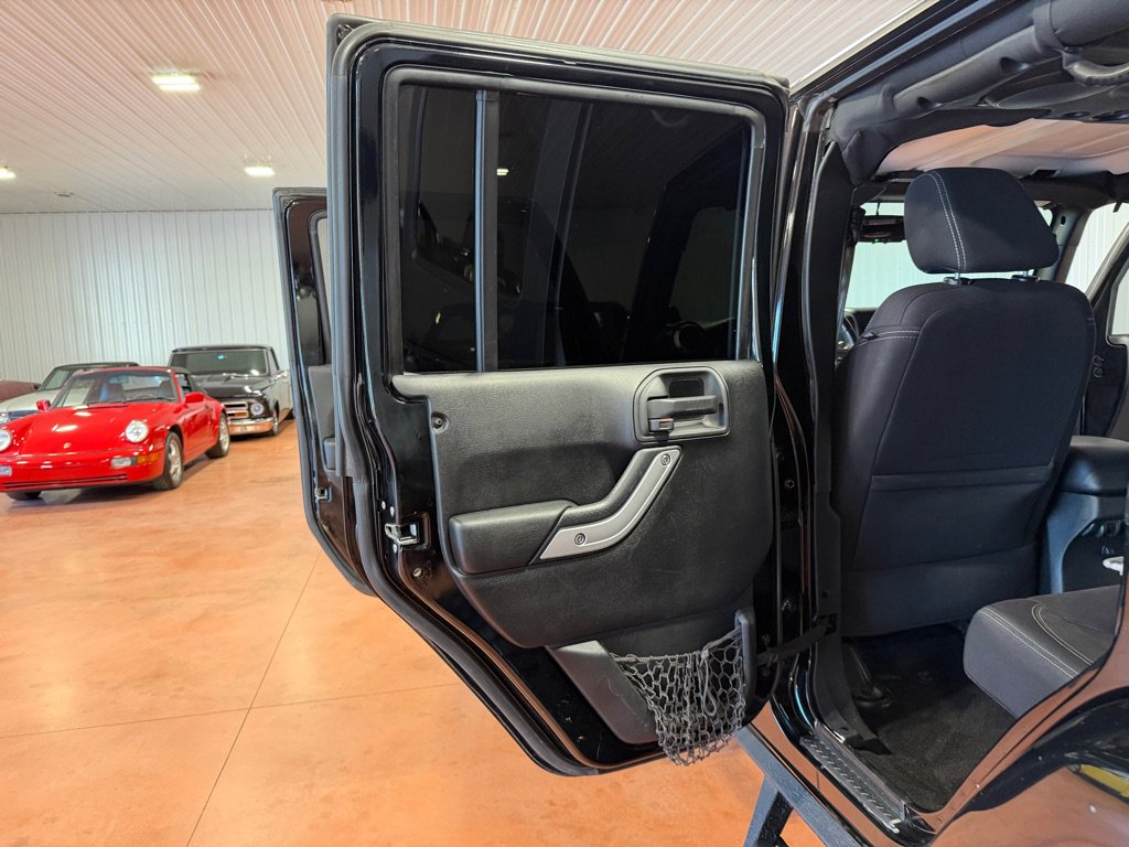 Used 2014 Jeep Wrangler Unlimited Sahara image 17