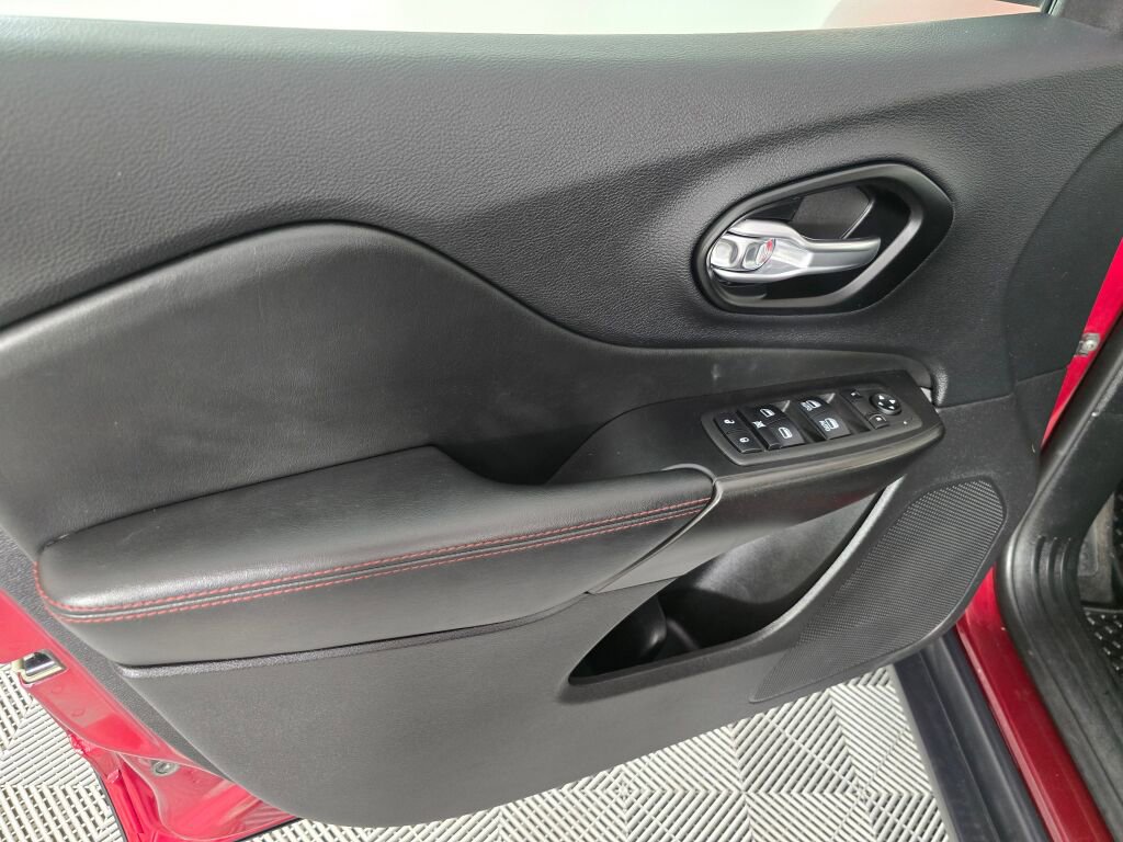 Used 2021 Jeep Cherokee Trailhawk w/ Technology Group image 17