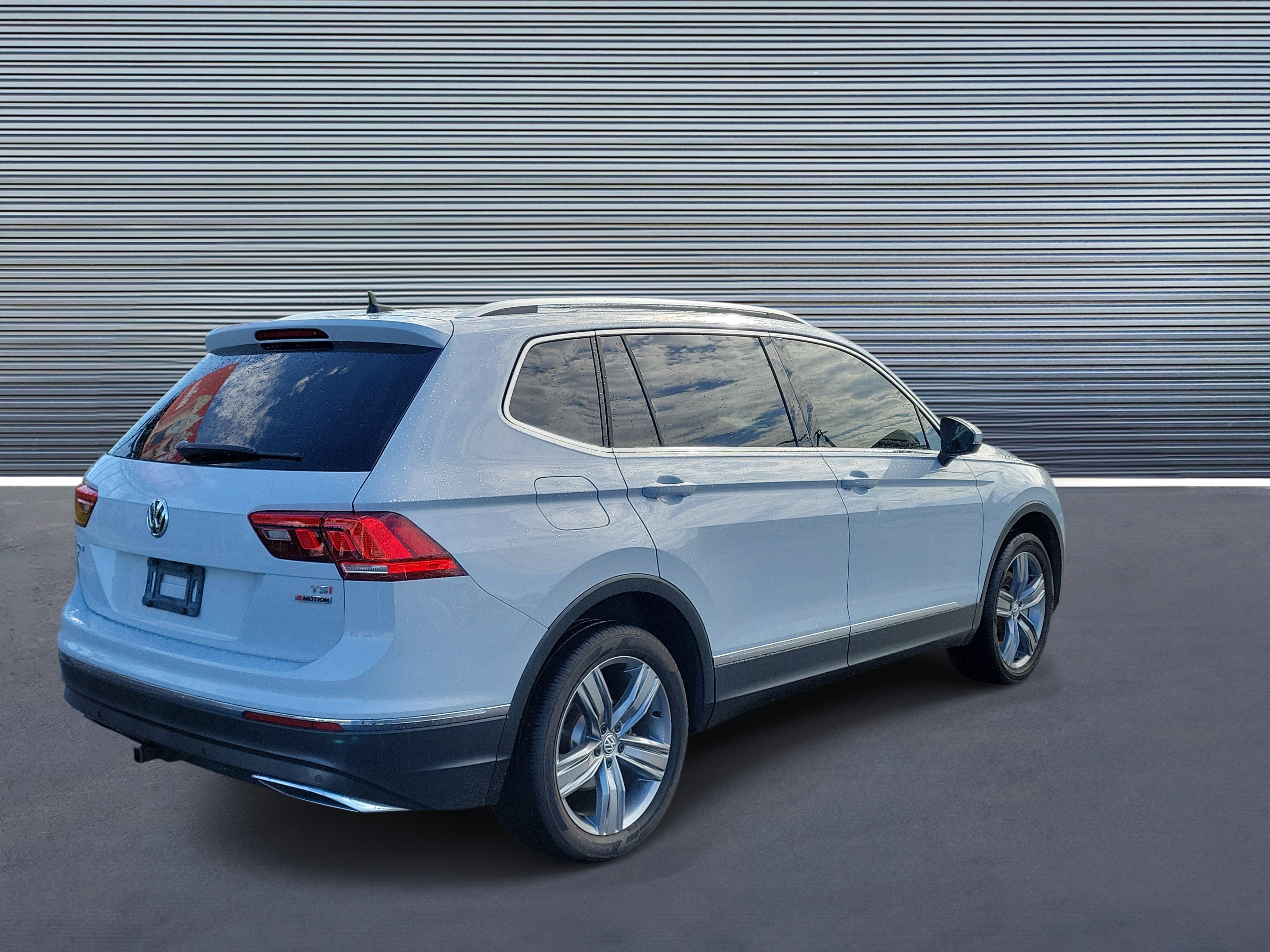 Used 2018 Volkswagen Tiguan SEL Premium AWD/4WD image 3
