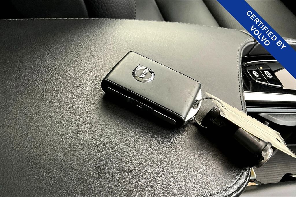 Used 2023 Volvo XC90 B6 Plus image 13